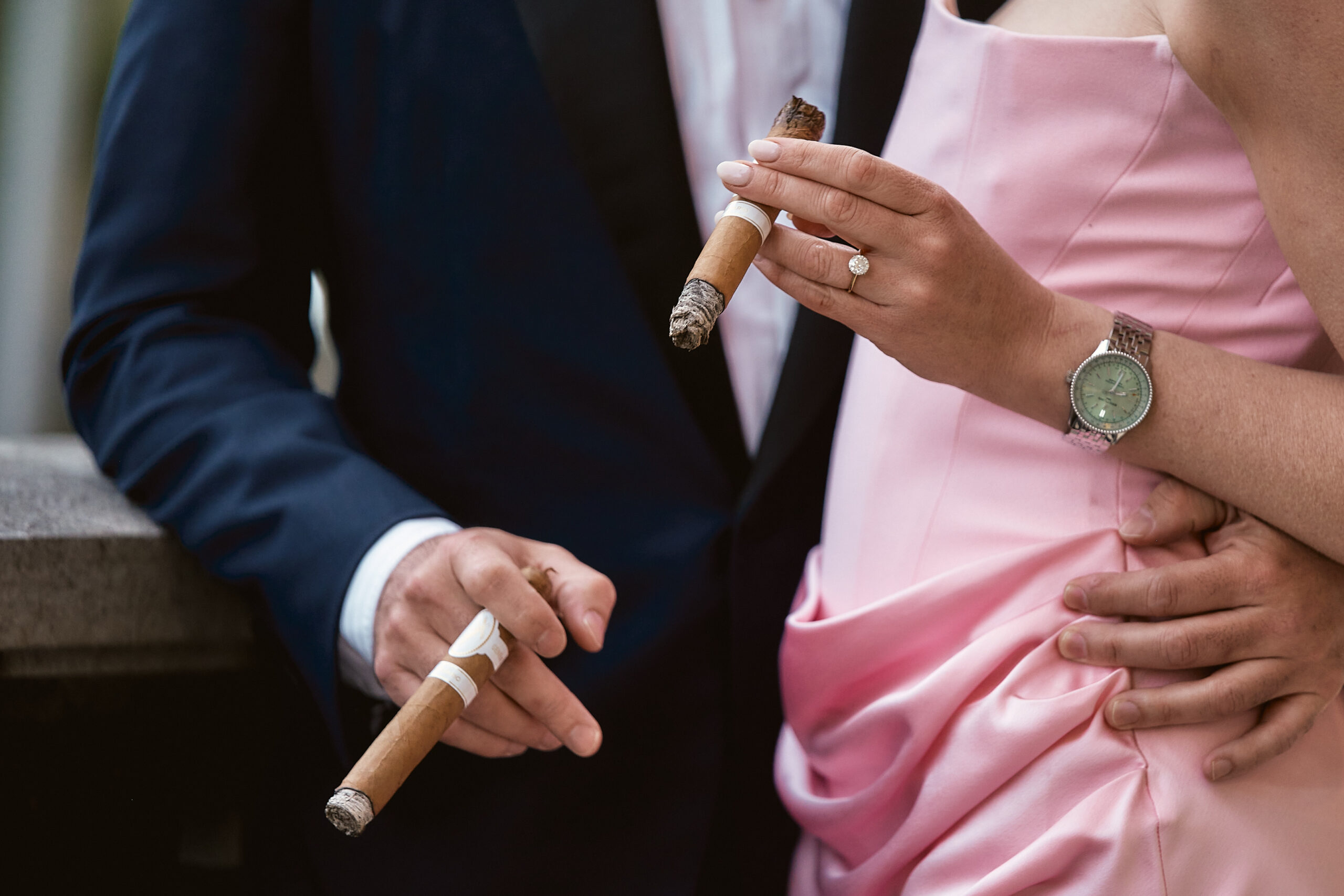 Pareja con puros en la mano el día de su pre boda en el Pais Vasco