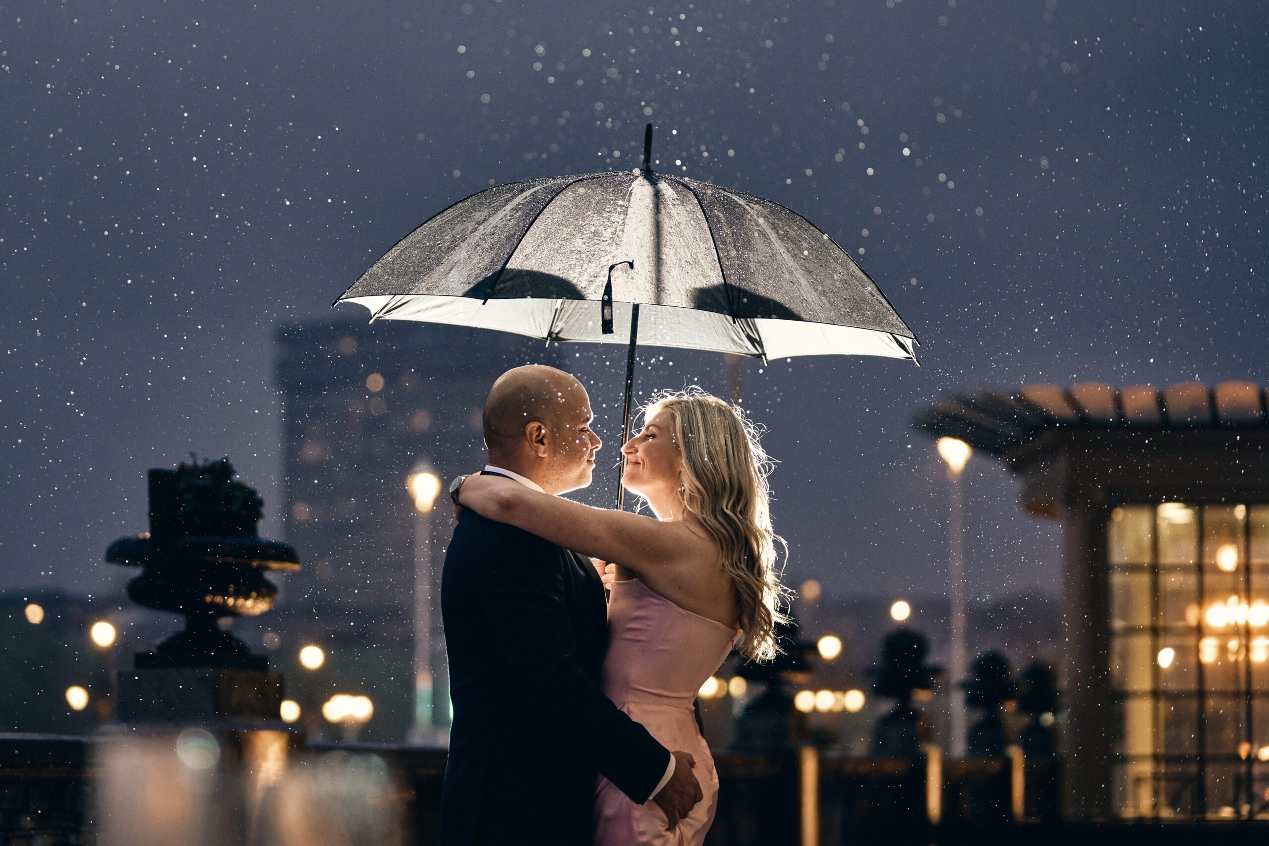 Novios enamorados bajo la lluvia en San Sebastián Donostia, fotografía de bodas