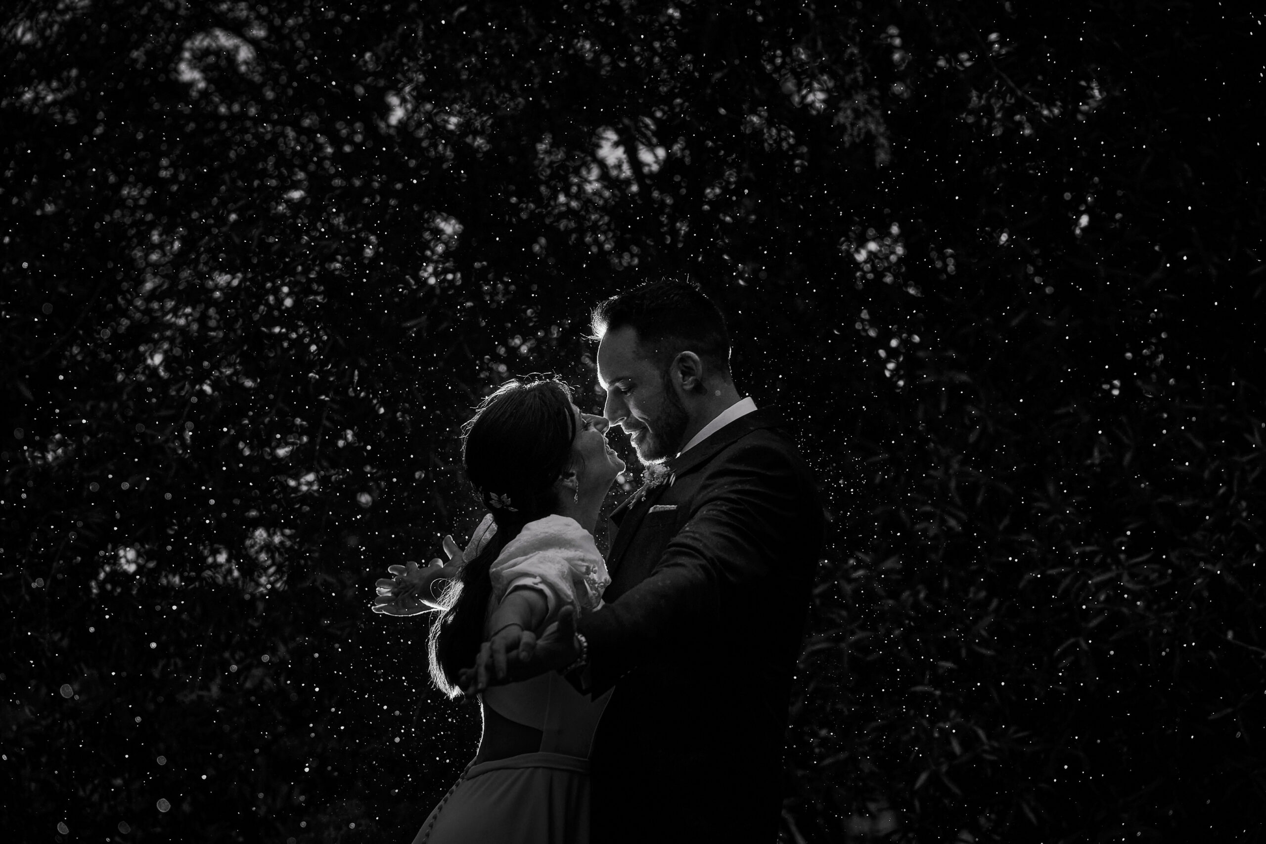 Fotografía de bodas natural y emocional en Valencia. Captura tu gran día con un estilo único. ¡Solicita presupuesto sin compromiso!