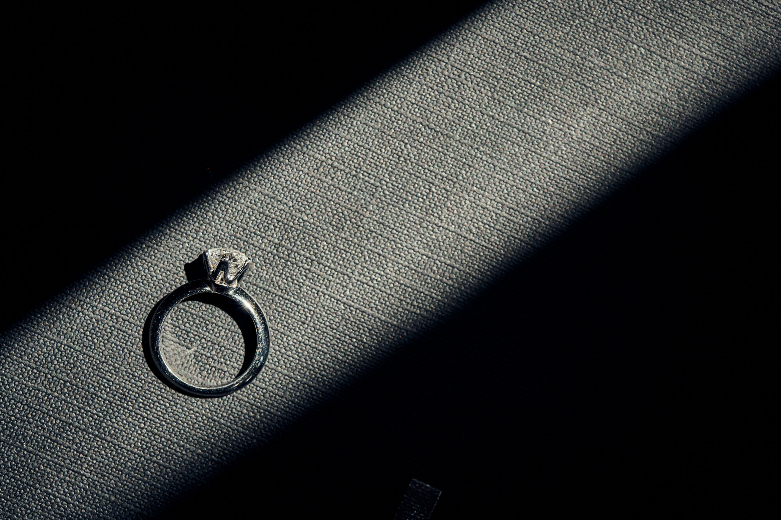 Fotografía de bodas natural y emocional en Valencia. Captura tu gran día con un estilo único. ¡Solicita presupuesto sin compromiso!