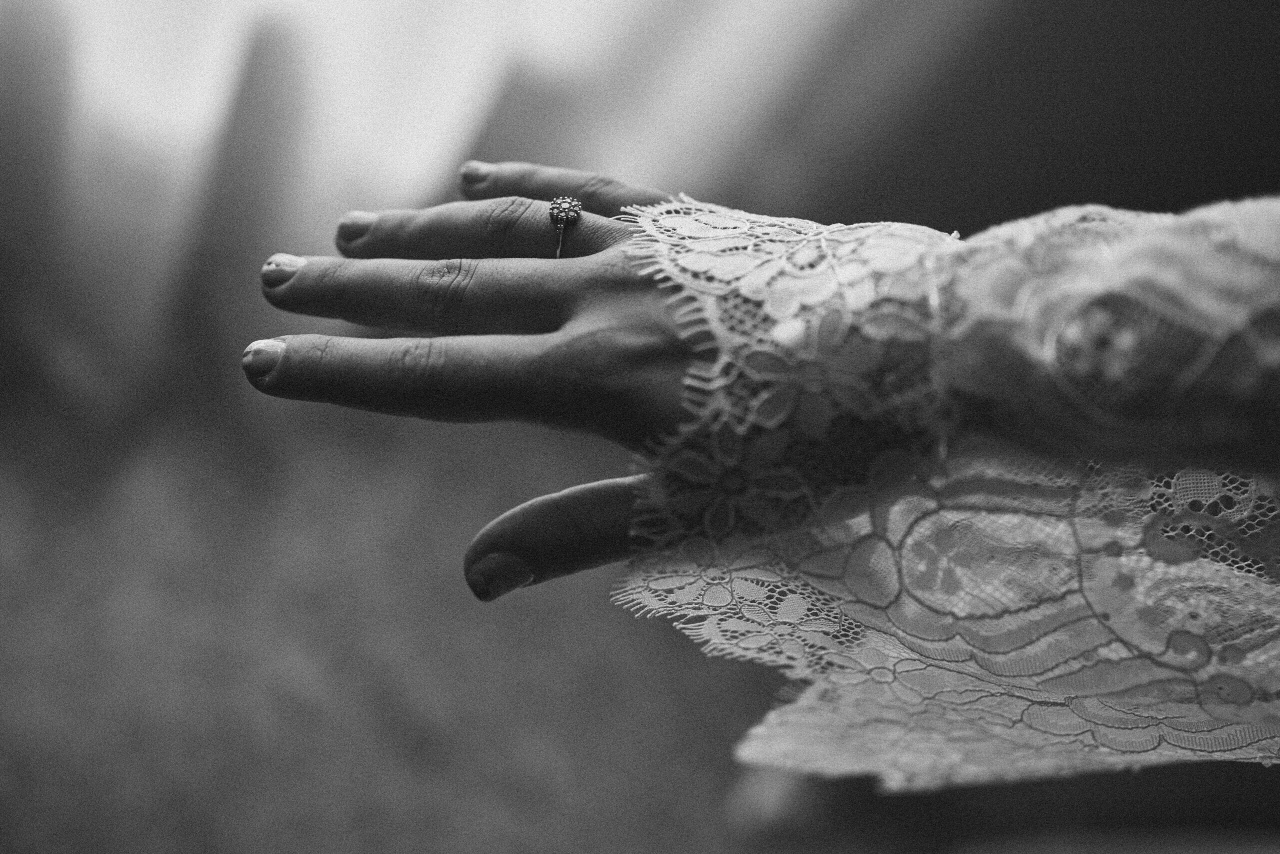 Fotografía de bodas natural y emocional en Valencia. Captura tu gran día con un estilo único. ¡Solicita presupuesto sin compromiso!