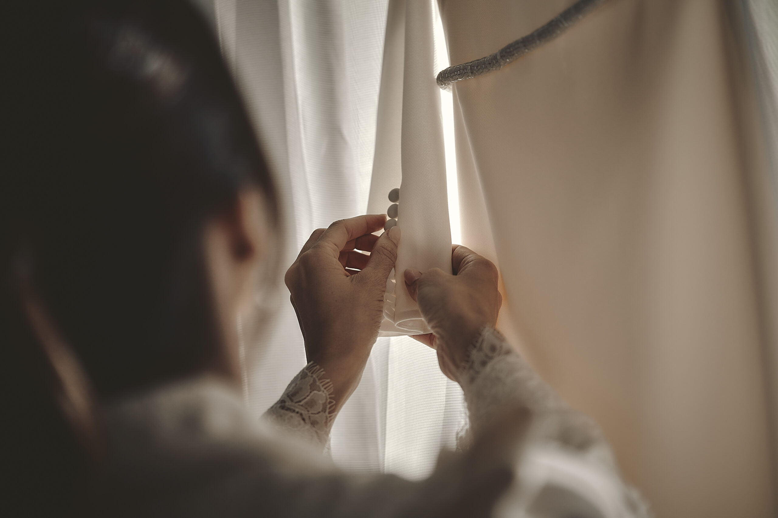Fotografía de bodas natural y emocional en Valencia. Captura tu gran día con un estilo único. ¡Solicita presupuesto sin compromiso!