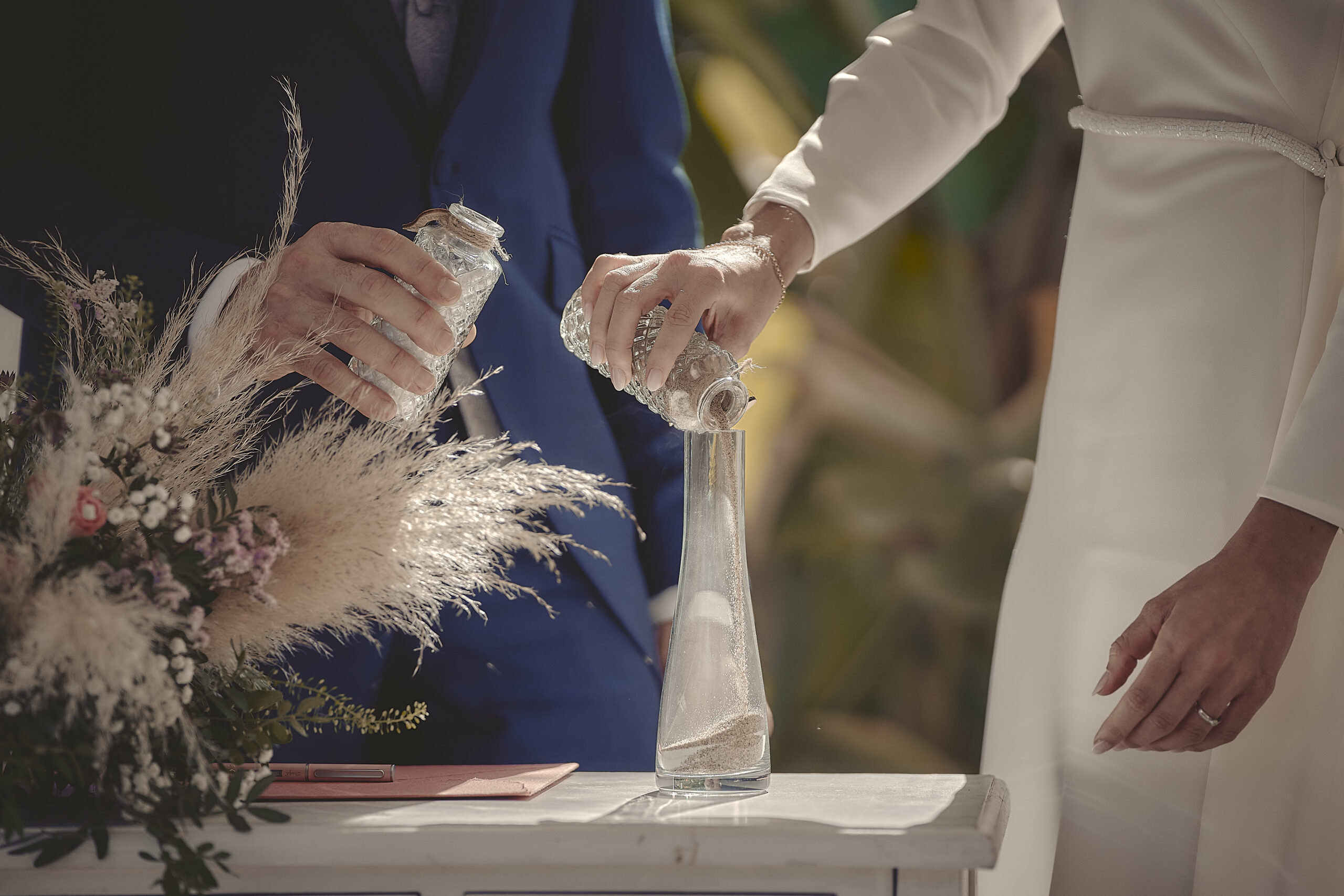 Fotografía de bodas natural y emocional en Valencia. Captura tu gran día con un estilo único. ¡Solicita presupuesto sin compromiso!