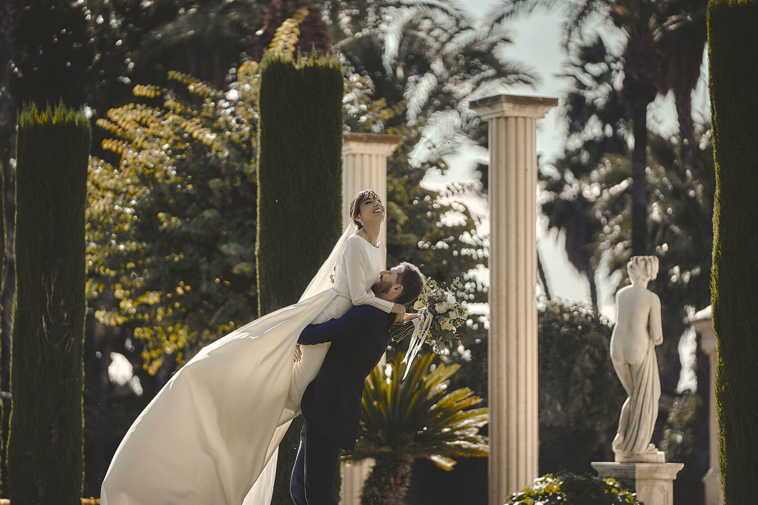 Fotografía de bodas natural y emocional en Valencia. Captura tu gran día con un estilo único. ¡Solicita presupuesto sin compromiso!