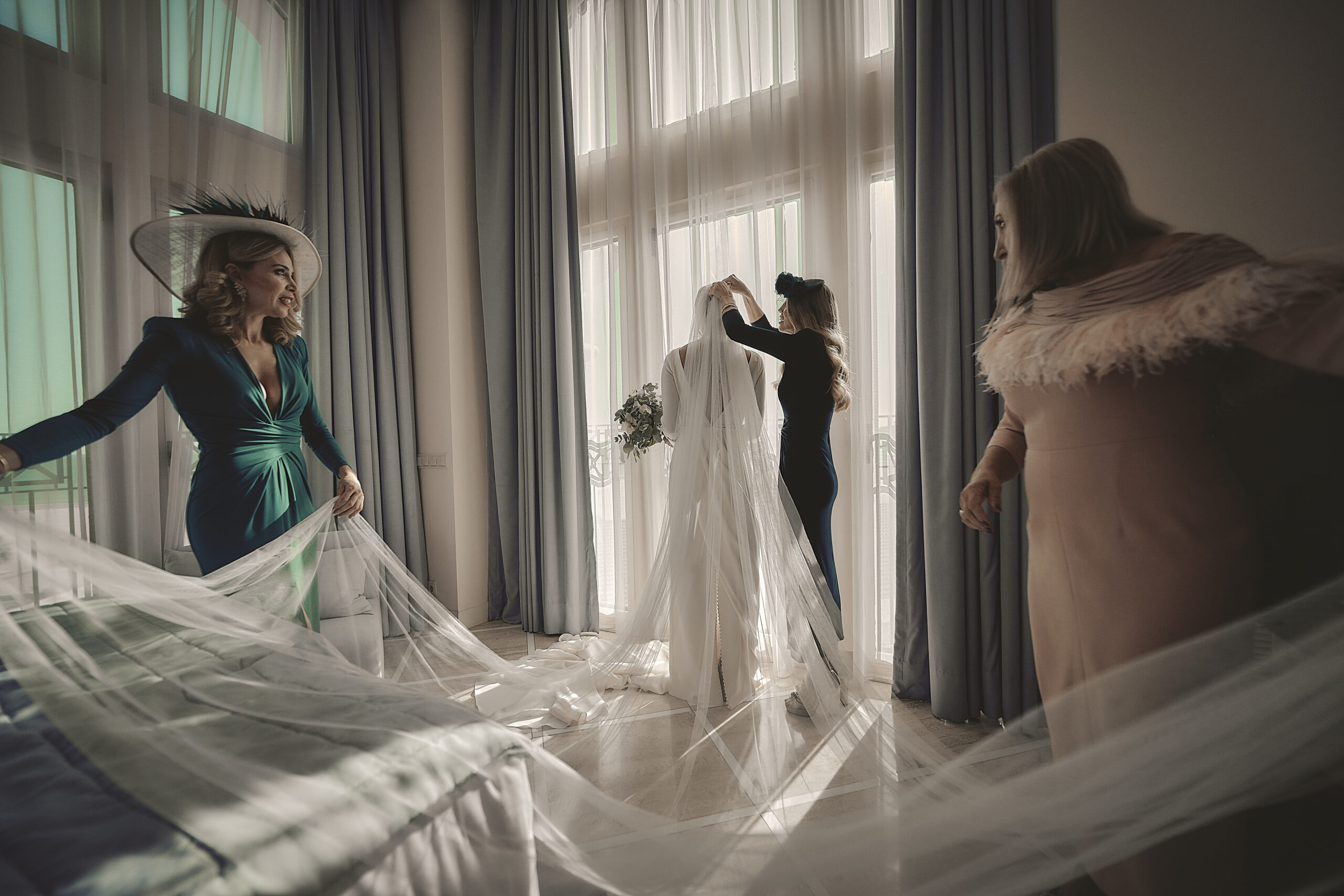 Fotografía de bodas natural y emocional en Valencia. Captura tu gran día con un estilo único. ¡Solicita presupuesto sin compromiso!