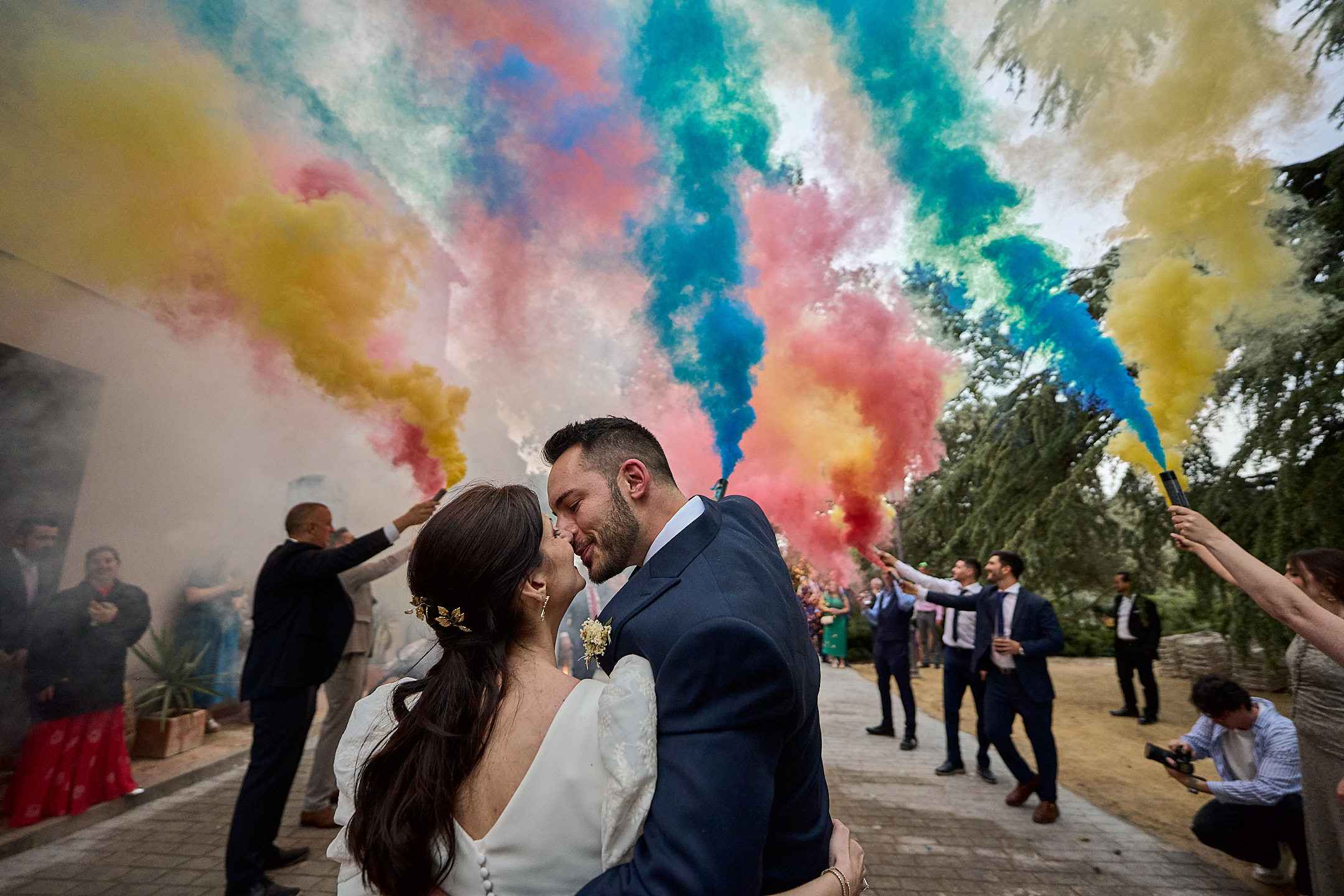 Fotografía de bodas natural y emocional en Valencia. Captura tu gran día con un estilo único. ¡Solicita presupuesto sin compromiso!