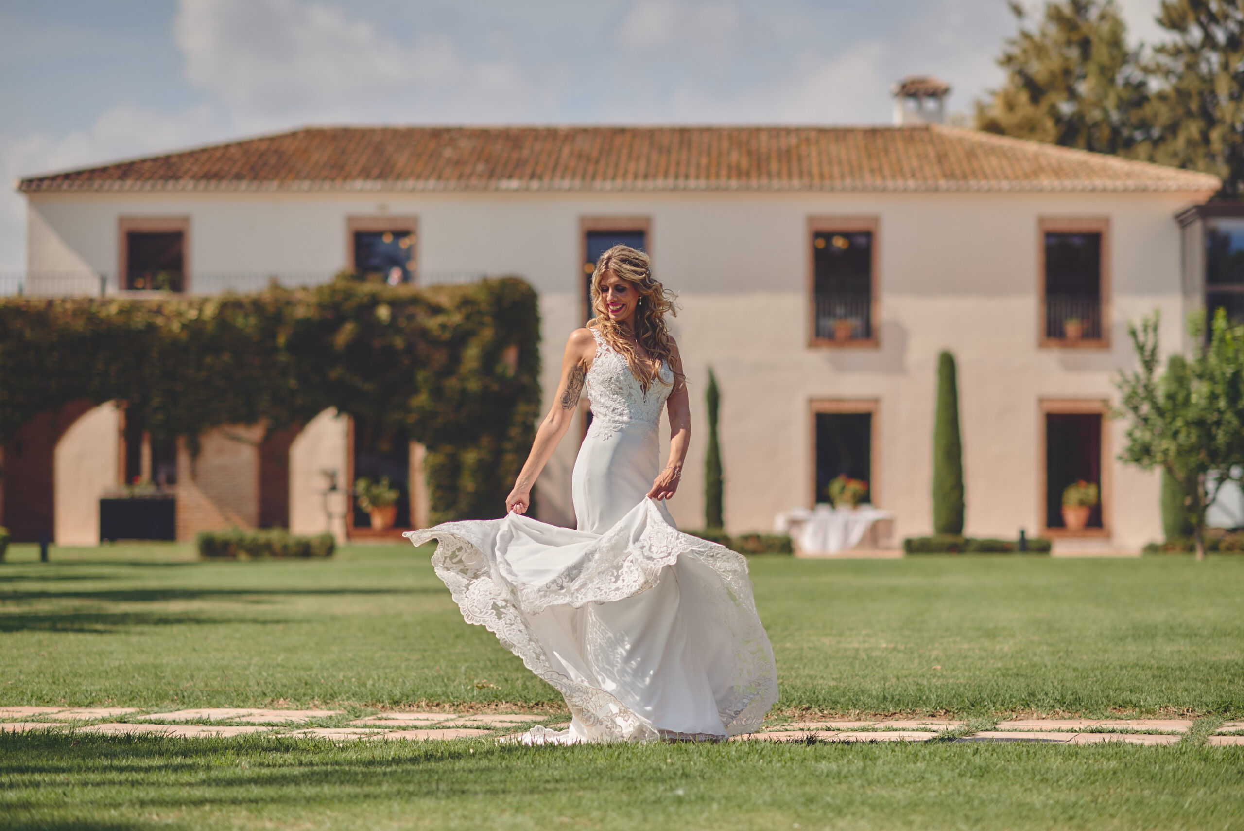 Fotografía de bodas natural y emocional en Valencia. Captura tu gran día con un estilo único. ¡Solicita presupuesto sin compromiso!
